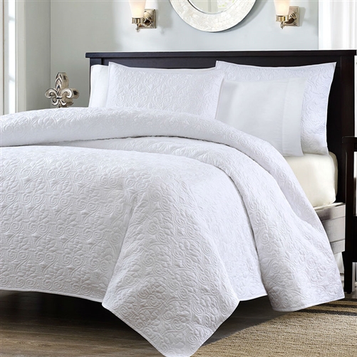 Full / Queen size White Quilted Coverlet Set with 2 Shams with Classic